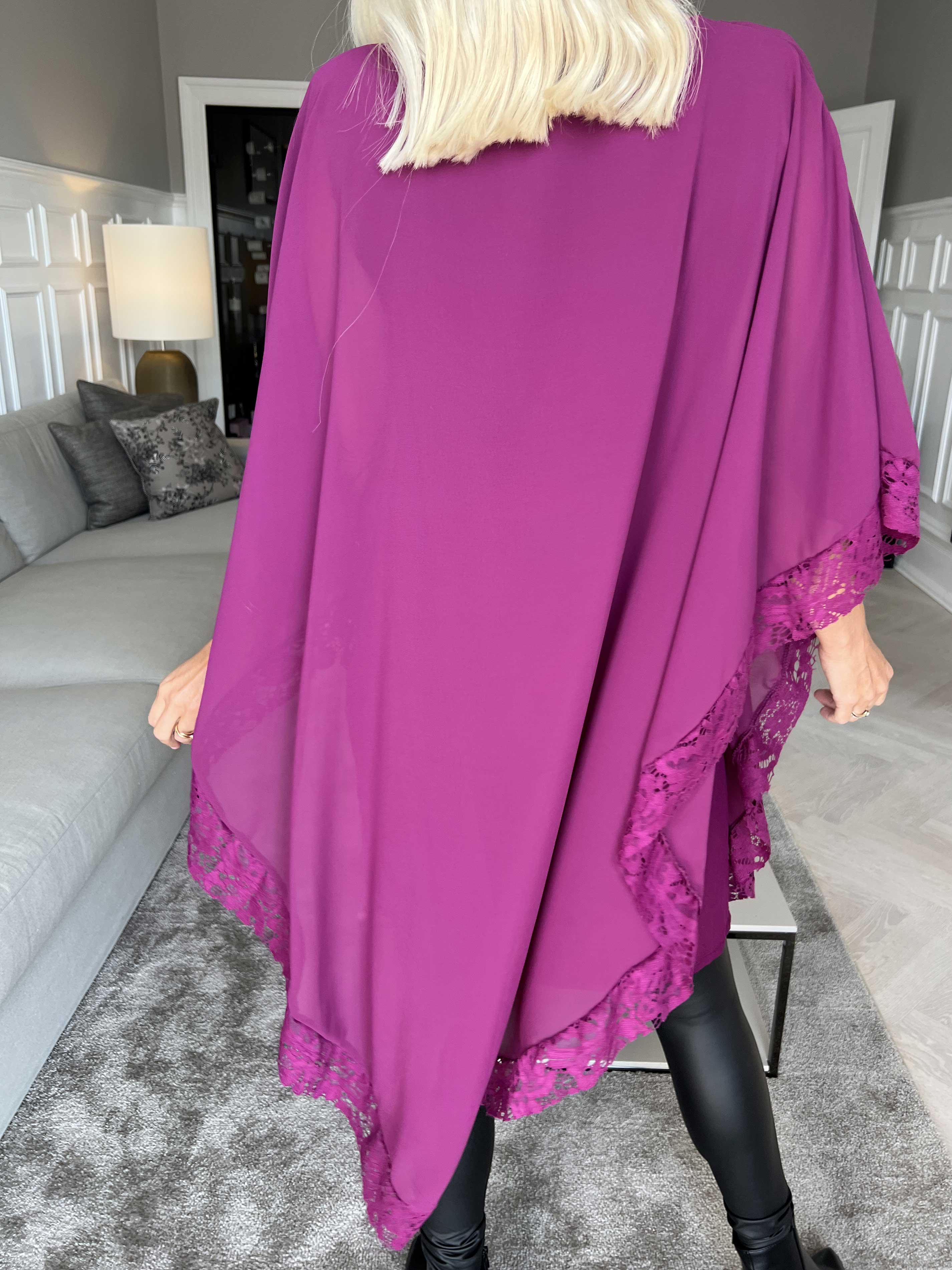 Kenya Edge - Tunikaklänning med chiffonglager och spetskant